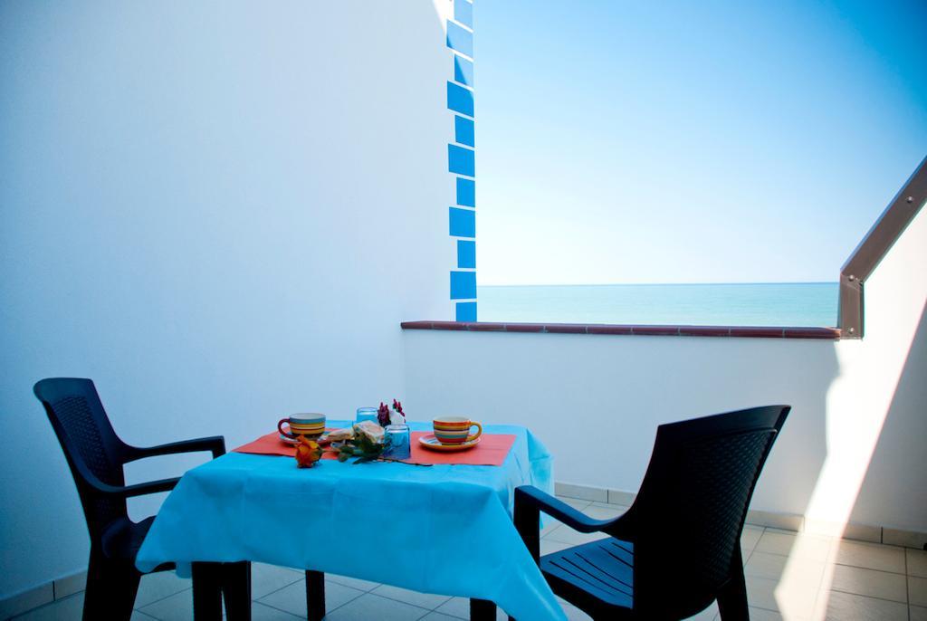 In Riva Al Mare B&B Capo dʼOrlando Стая снимка