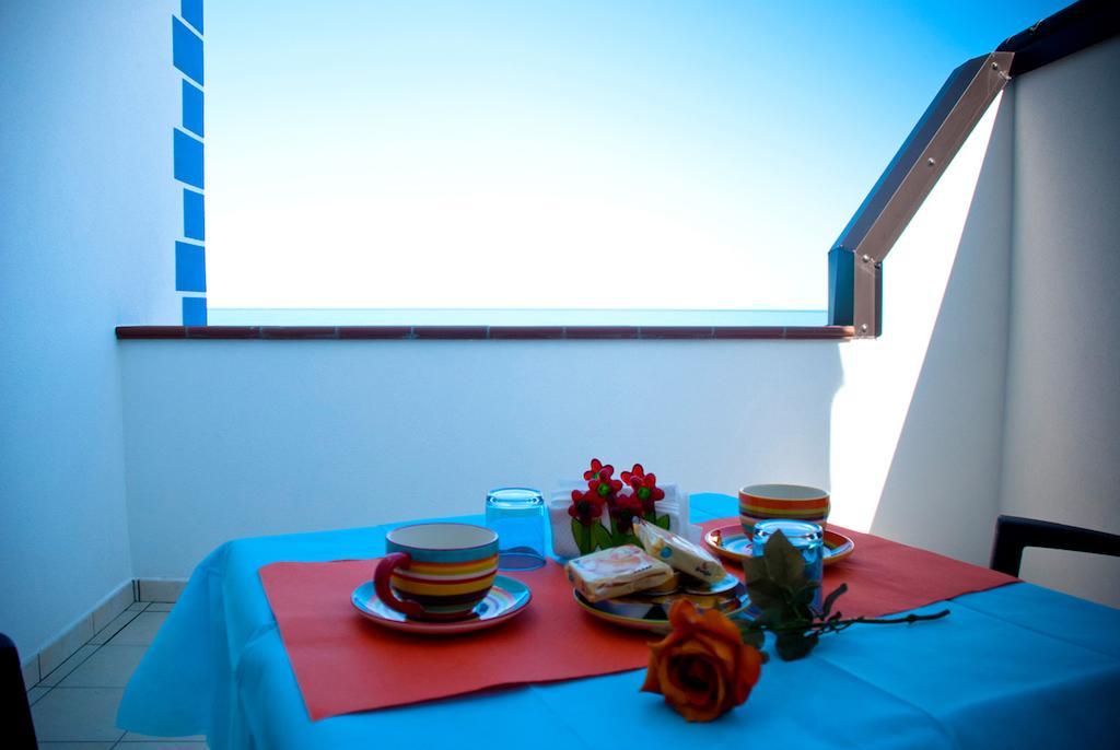 In Riva Al Mare B&B Capo dʼOrlando Стая снимка