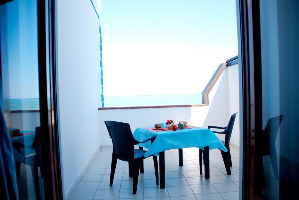 In Riva Al Mare B&B Capo dʼOrlando Екстериор снимка