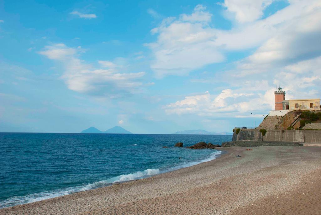 In Riva Al Mare B&B Capo dʼOrlando Екстериор снимка